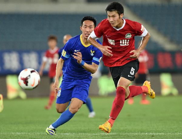 输掉国家德比后，河床球员萨拉斯用拳击打场内拍照的一名人员