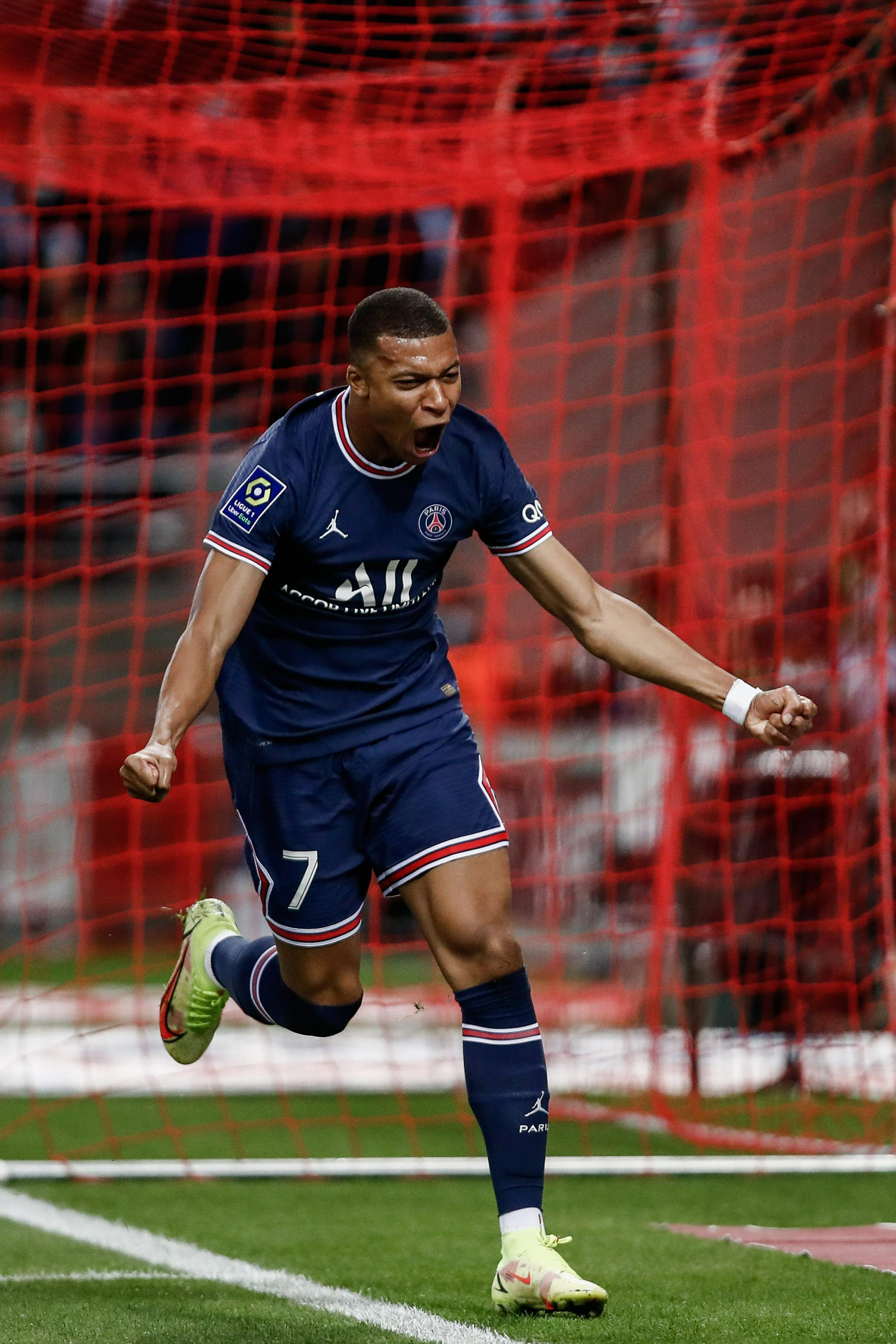 巴尔韦德：佩戴队长袖标的感觉很棒，感谢队友和教练组的支持（巴尔韦德：荣幸佩戴队长袖标，感谢队友与教练组的支持）