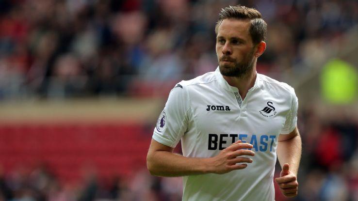 邮报：埃德森在土超遭水杯“轰炸”，欲将水杯踢回看台表不满