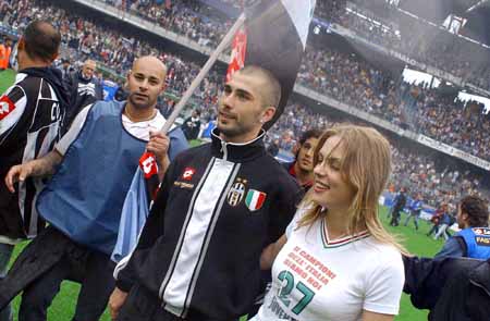 官方：佩德里荣获本赛季巴萨球员奖，生涯第二次获此殊荣（官宣：佩德里当选巴萨本赛季最佳球员，职业生涯第二度加冕）