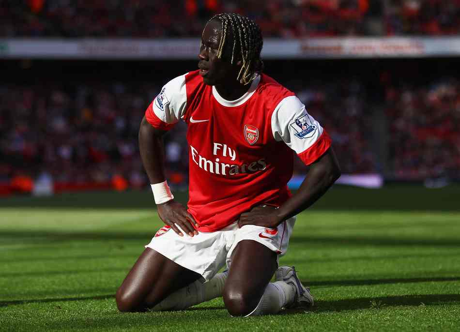 判决书：原北京人和球员陈某因多次受贿，判处有期徒刑一年半