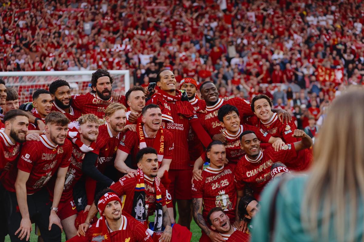 前锋连续三轮破门，全场观众沸腾