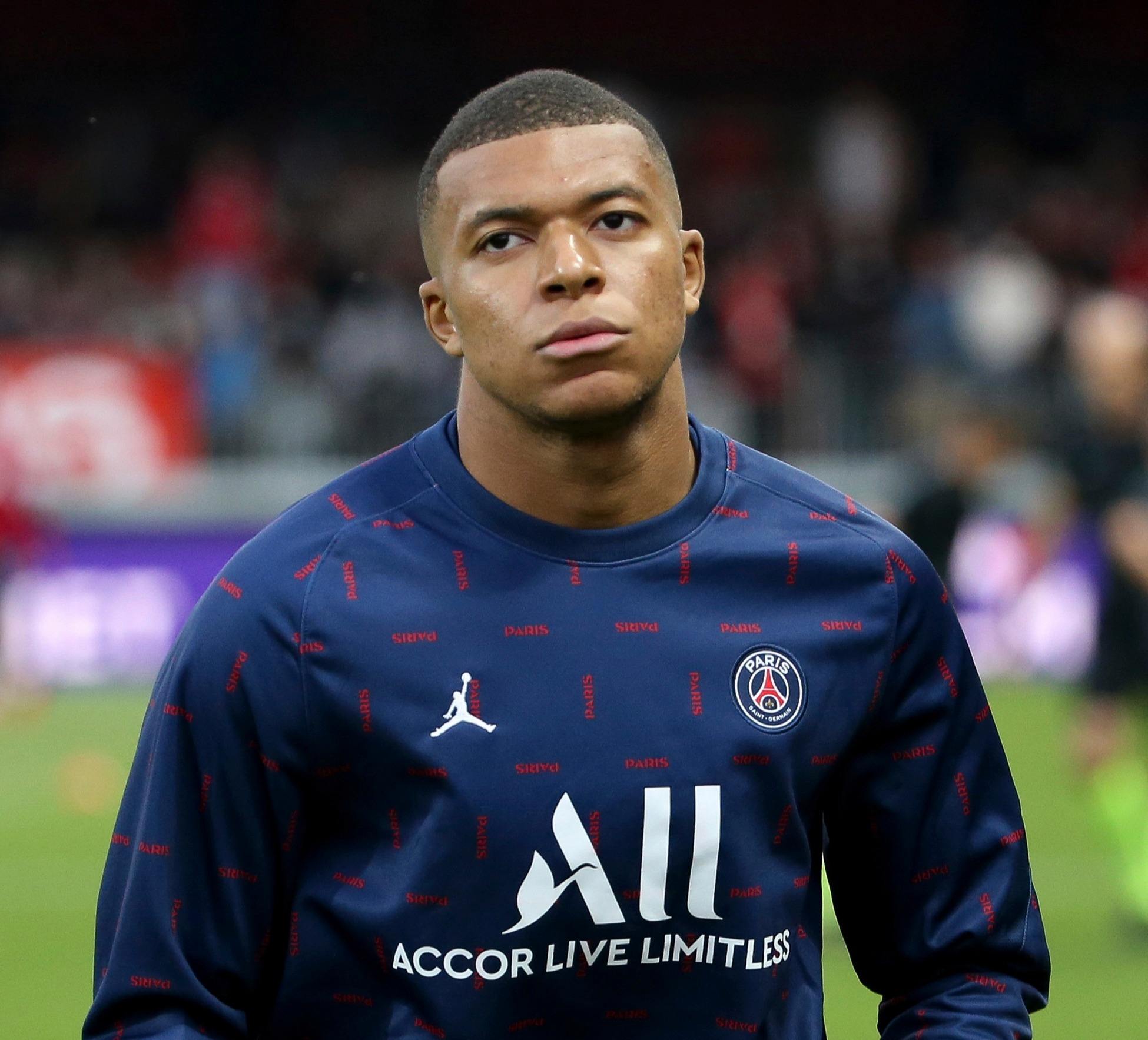 博涅克：莱万应去美国或中东捞金，若去米兰易被意甲后卫肘击（博涅克劝告：莱万不如赴美国或中东淘金，若投米兰恐遭意甲后卫肘击）